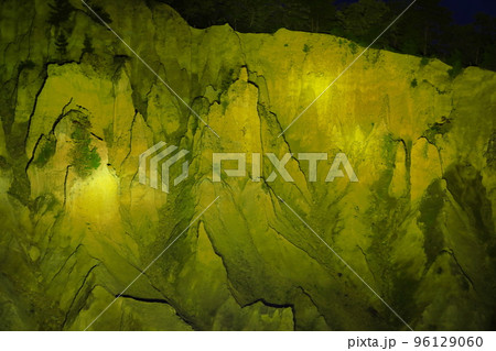 【徳島県】阿波の土柱のライトアップ夜景（波濤嶽） 96129060