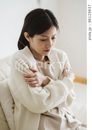 不安・体の冷えを感じる女性 不安・体の冷えを感じる女性 96129637