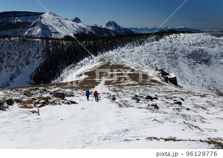 八ヶ岳連峰・根石岳稜線を行く登山者と八ヶ岳主峰群・南アルプス 96129776
