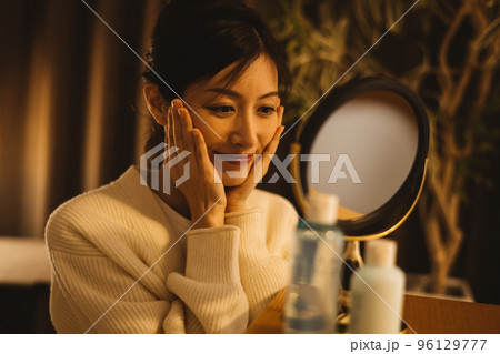 夜のスキンケアをする女性 96129777
