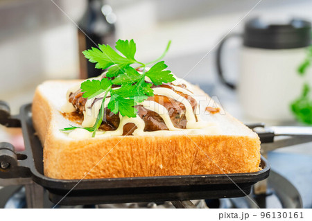 食パンに乗せたハンバーグ 96130161