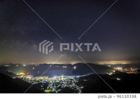 瀬戸内の早春の星景 港町の夜景と天の川 瀬戸内の早春の星景 港町の夜景と天の川 96130198