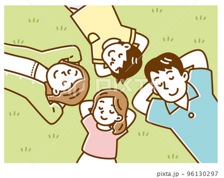 芝生で仰向けに寝そべる4人家族 96130297