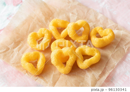 ハート型のチーズ味スナック菓子 96130341