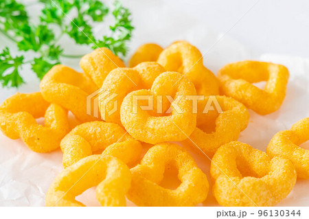 ハート型のチーズ味スナック菓子 96130344
