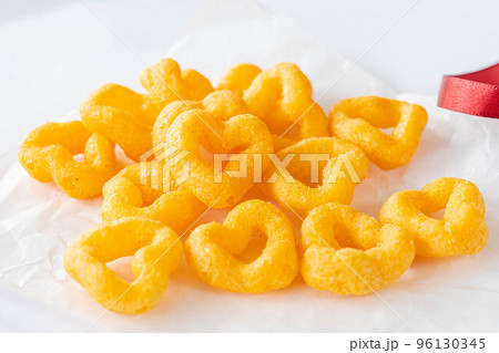 ハート型のチーズ味スナック菓子 96130345