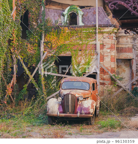 Retro car in the old courtyard of Bucharest 96130359