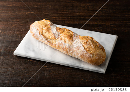 外はパリッと中はしっとりモチモチの、こだわりのバタール 96130388