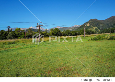 栂池スキー場ゲレンデと後立山連峰 栂池スキー場ゲレンデと後立山連峰 96130481
