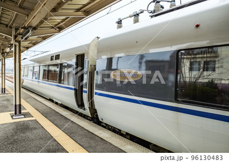 羽咋駅に停車中の特急サンダーバード 羽咋駅に停車中の特急サンダーバード 96130483