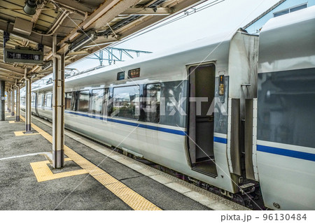 羽咋駅に停車中の特急サンダーバード 96130484
