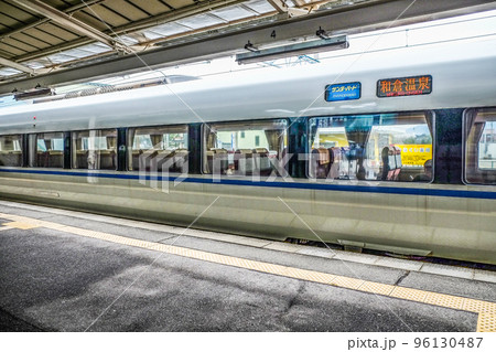 羽咋駅に停車中の特急サンダーバード 羽咋駅に停車中の特急サンダーバード 96130487