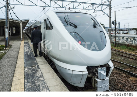 羽咋駅に停車中の特急サンダーバード 羽咋駅に停車中の特急サンダーバード 96130489