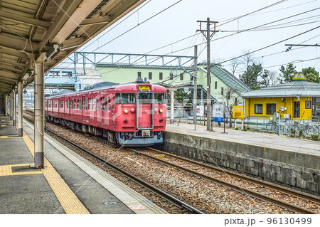 羽咋駅を発車するクハ415-805電車 羽咋駅を発車するクハ415-805電車 96130499