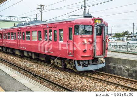 羽咋駅を発車するクハ415-805電車  96130500