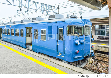 羽咋駅に停車中のクモハ413系電車 羽咋駅に停車中のクモハ413系電車 96130543