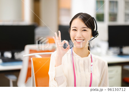 コールセンターで働くオペレーターの若い女性（OKポーズ） 96130712
