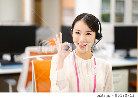 コールセンターで働くオペレーターの若い女性(OKポーズ) コールセンターで働くオペレーターの若い女性(OKポーズ) 96130713