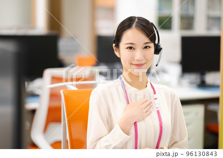 コールセンターで働くオペレーターの若い女性(安心) コールセンターで働くオペレーターの若い女性(安心) 96130843