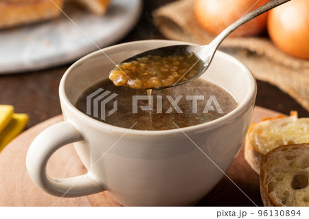 湯気の立つ、あったかい濃厚オニオンスープ 湯気の立つ、あったかい濃厚オニオンスープ 96130894