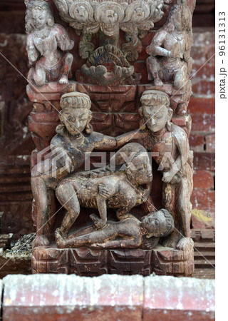 Erotic carvings on a Hindu temple in Kathmandu,...の写真素材 [96131313] - PIXTA