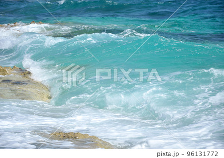 Sea waves crushing the shore Sea waves crushing the shore 96131772