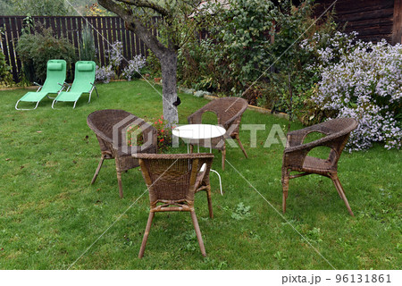 Rattan chairs and white table 96131861