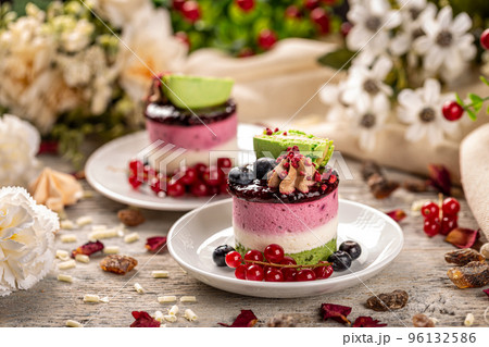 Three layers mini round cake 96132586