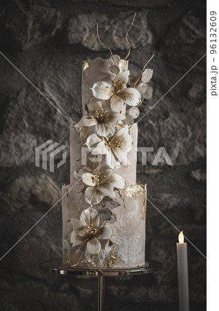 Wedding cake with flowers 96132609