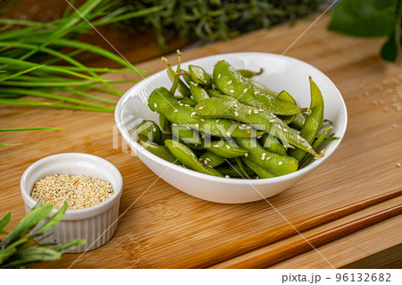 Green pea pods with sesame seeds Green pea pods with sesame seeds 96132682
