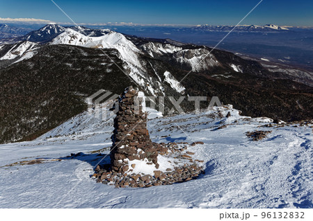 冬の八ヶ岳連峰・硫黄岳から見る天狗岳・蓼科山と浅間山 96132832