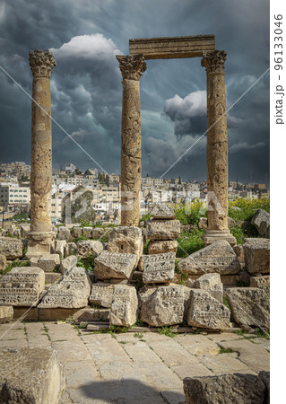 column ruins in the ancient city of Jerash. 96133046