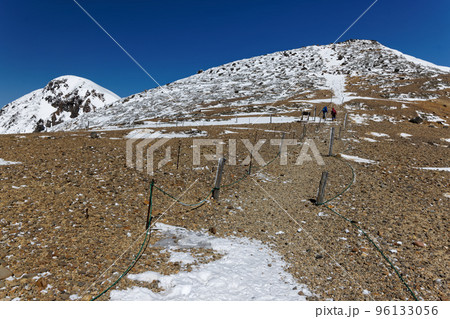 冬の八ヶ岳連峰・根石岳と西天狗岳 96133056