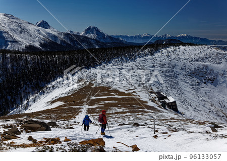 八ヶ岳連峰・根石岳稜線を行く登山者と八ヶ岳主峰群・南アルプス 96133057