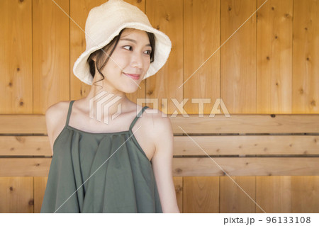 サウナハットをかぶってサウナに入る若い女性 ととのう 96133108