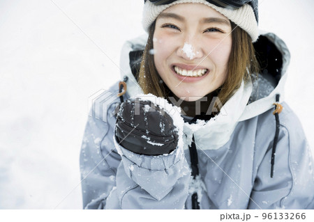 鼻の頭に雪を付けるスノボ女子 96133266