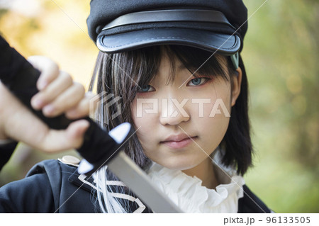 刀を構える女の子　ハロウィンコスプレイメージ 96133505