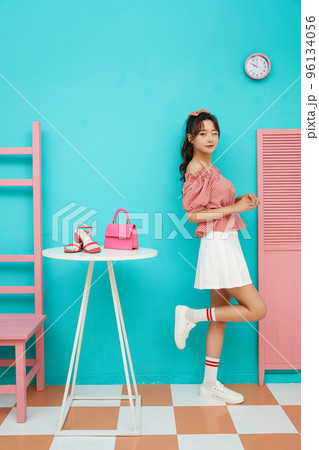 若い女性のカラフルなポートレート 若い女性のカラフルなポートレート 96134056