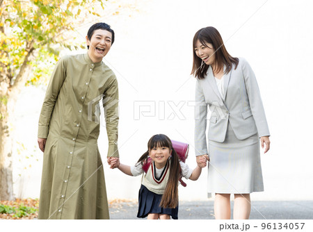 手を繋ぐ女性3世代 96134057