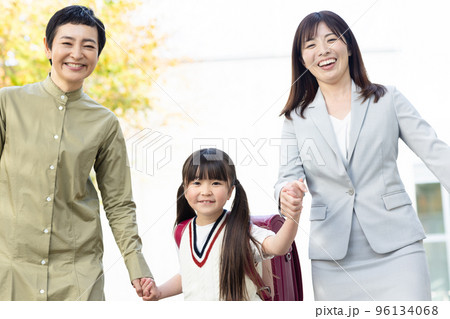 手を繋ぐ女性3世代 手を繋ぐ女性3世代 96134068