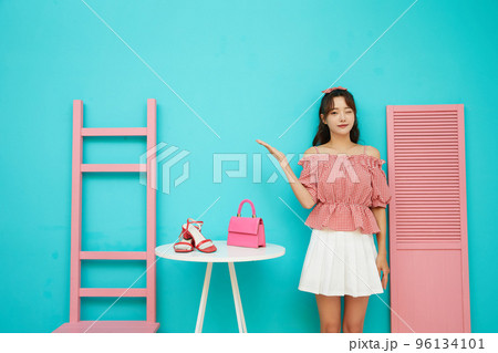若い女性のカラフルなポートレート 96134101