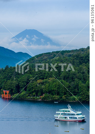 芦ノ湖と富士山（箱根の夏） 96135061