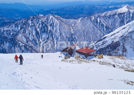 冬の群馬県 谷川岳山頂から肩ノ小屋方面 冬の群馬県 谷川岳山頂から肩ノ小屋方面 96135123