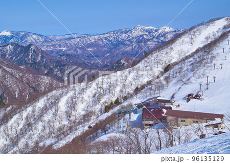 冬の谷川岳天神尾根付近から東側(谷川岳ロープウェイ天神平駅,武尊山など)を見る 冬の谷川岳天神尾根付近から東側(谷川岳ロープウェイ天神平駅,武尊山など)を見る 96135129