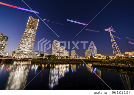 横浜みなとみらい　運河に映るビル群とロープウェイの光跡【神奈川県・横浜市】 96135137