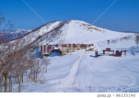 冬の谷川岳天神尾根付近から東側(谷川岳ロープウェイ天神平駅,高倉山など)を見る 冬の谷川岳天神尾根付近から東側(谷川岳ロープウェイ天神平駅,高倉山など)を見る 96135140
