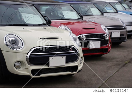 輸入車イメージ 販売店に並ぶBMWミニ 輸入車イメージ 販売店に並ぶBMWミニ 96135144