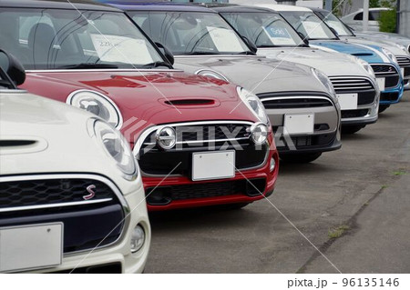 輸入車イメージ 販売店に並ぶ輸入車 BMWミニクーパー 輸入車イメージ 販売店に並ぶ輸入車 BMWミニクーパー 96135146