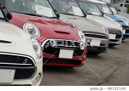 輸入車イメージ 販売店に並ぶ輸入車 BMWミニクーパー 輸入車イメージ 販売店に並ぶ輸入車 BMWミニクーパー 96135148