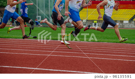 group runners paraathlete running sprint race group runners paraathlete running sprint race 96135591